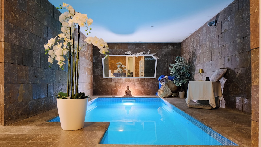 Deluxe Suite, Pool View photo 2