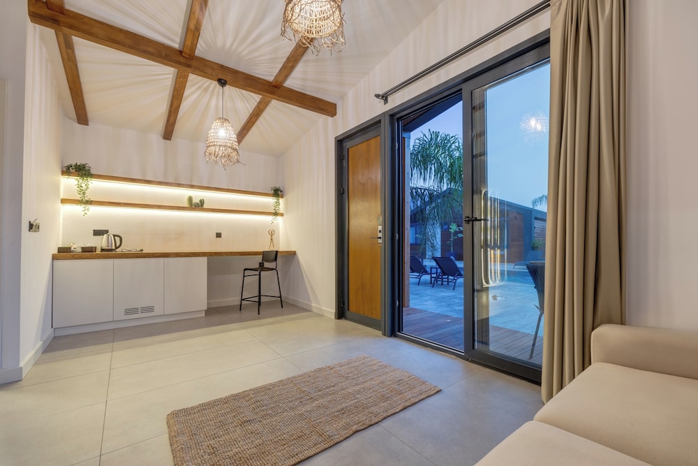 Junior Suite, Pool View photo 3
