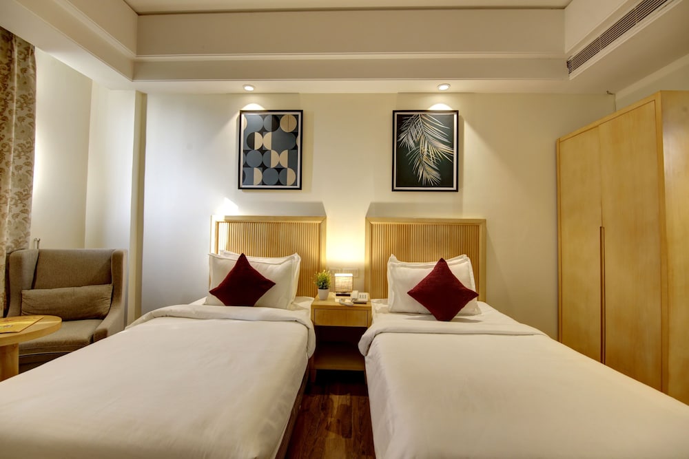 Superior Twin Room with City View - Photo 3