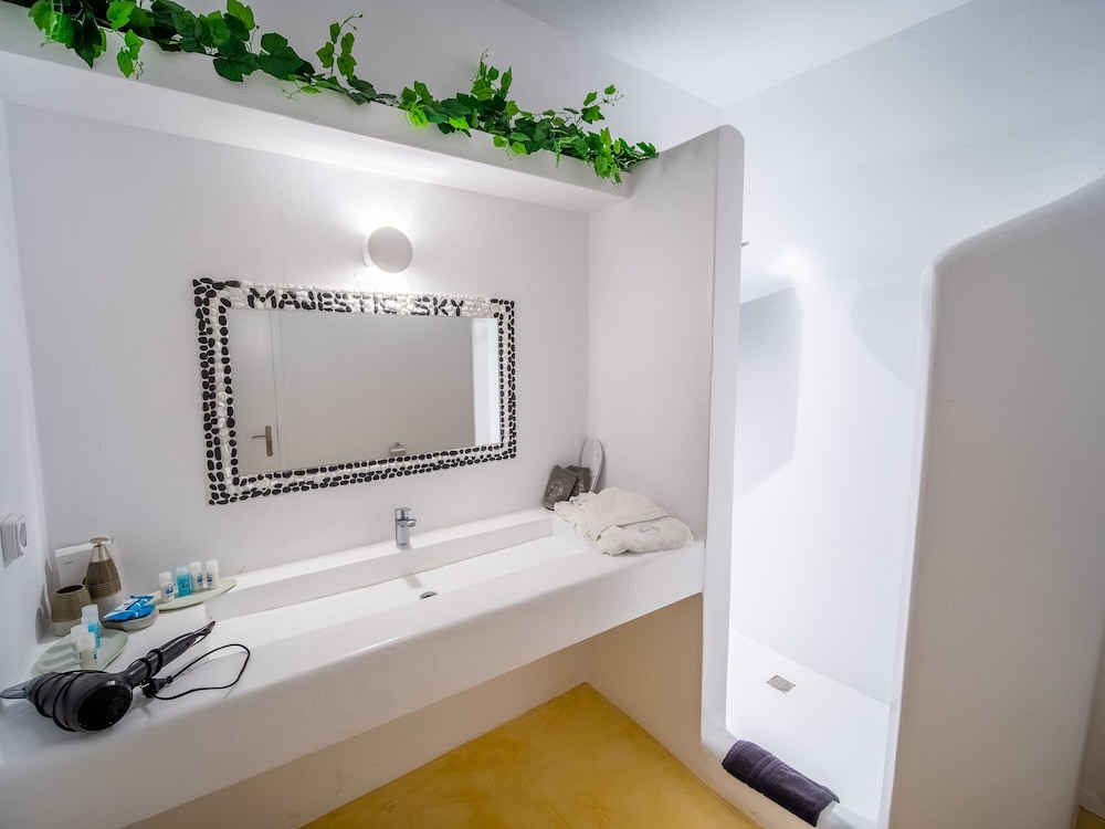 Deluxe Suite, Hot Tub - Photo 9