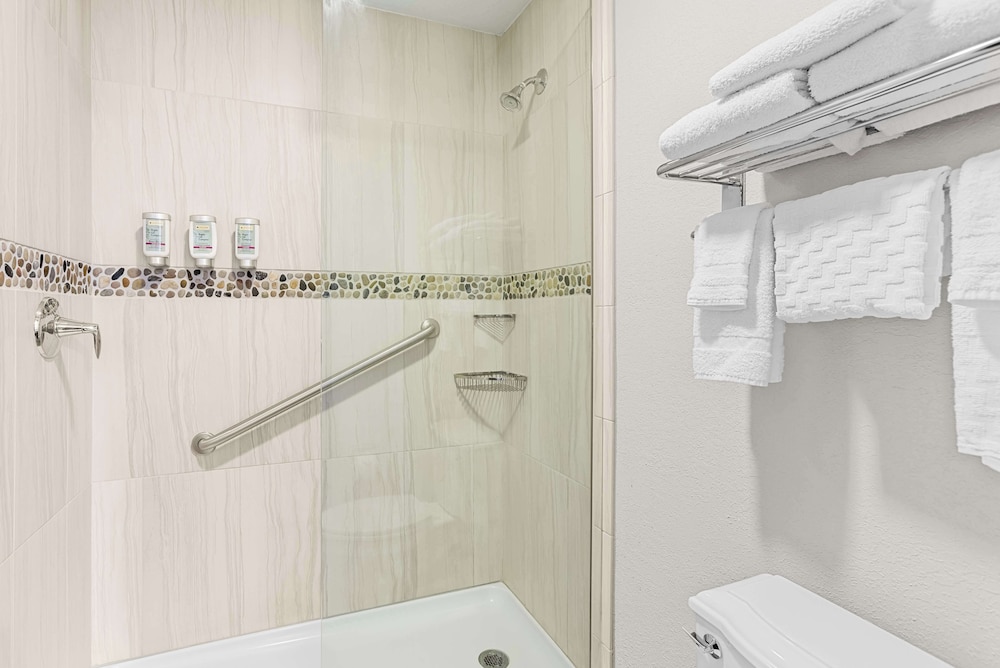 Standard Room, 1 King Bed, Non Smoking, Refrigerator - Photo 4