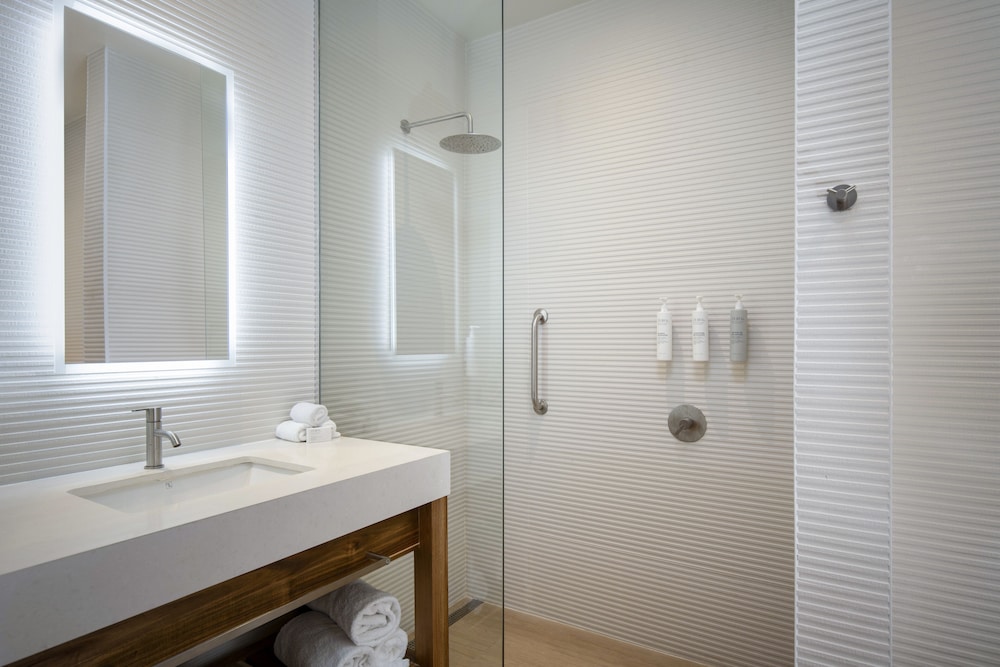Room, 1 King Bed (Higher Oceanfront View) - Photo 6
