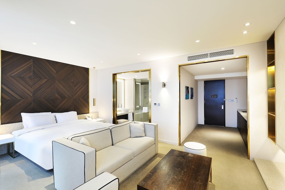 Junior Suite King (Complimentary Pool Access for 2) - Photo 12
