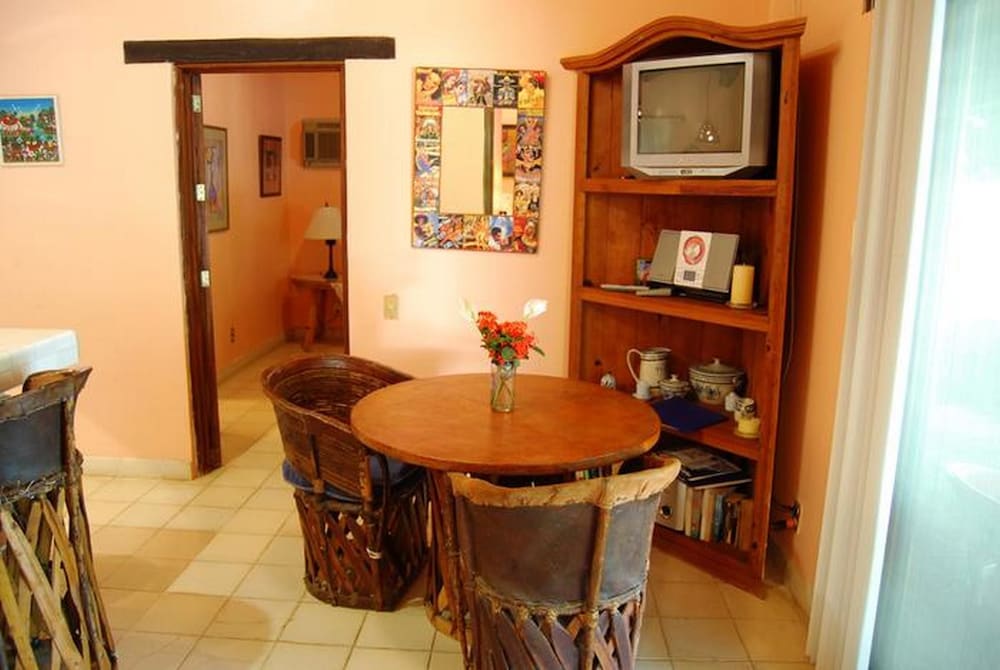 Traditional Townhome, 2 Bedrooms photo 3