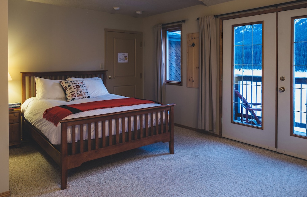 Signature Suite, 1 Queen Bed, Terrace, Mountain View photo 2