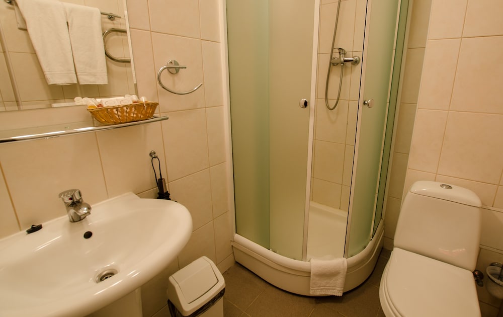 Economy Twin Room - Photo 5