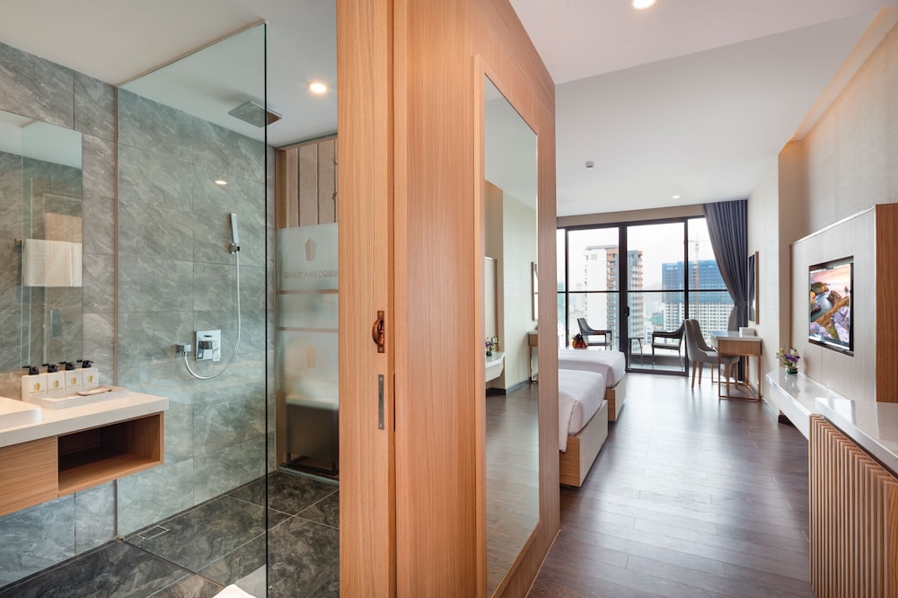 Deluxe Room, Balcony, City View - Photo 5