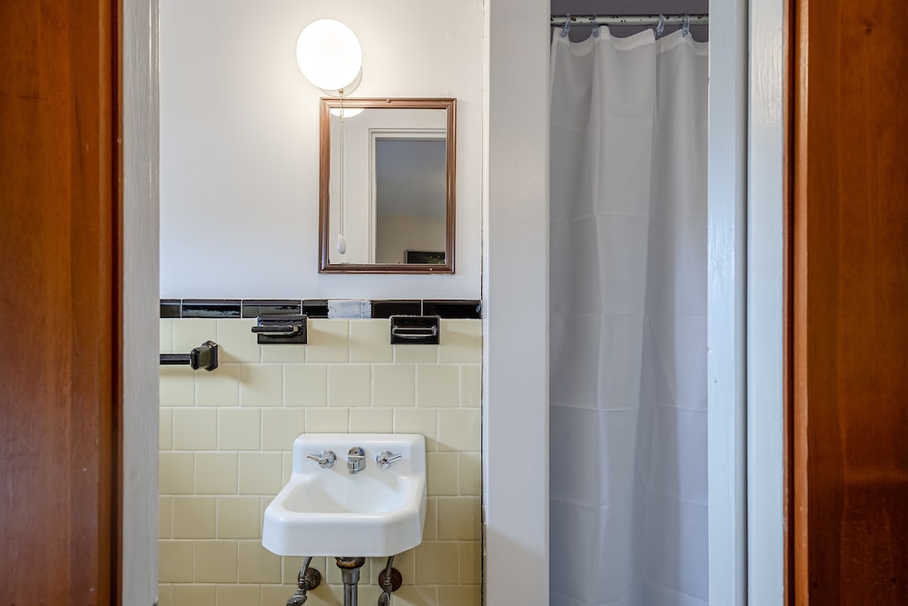 Room, 1 Queen Bed, Private Bathroom (#48 Annex Building) photo 3