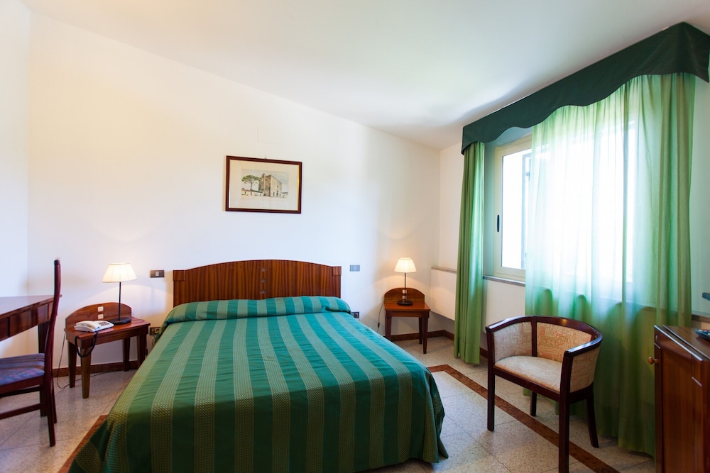 Standard Double or Twin Room, Sea View - Photo 1