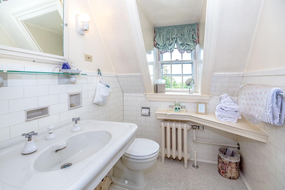 Queen Room W/ Fireplace (No Pets / Space For One Cot) photo 3