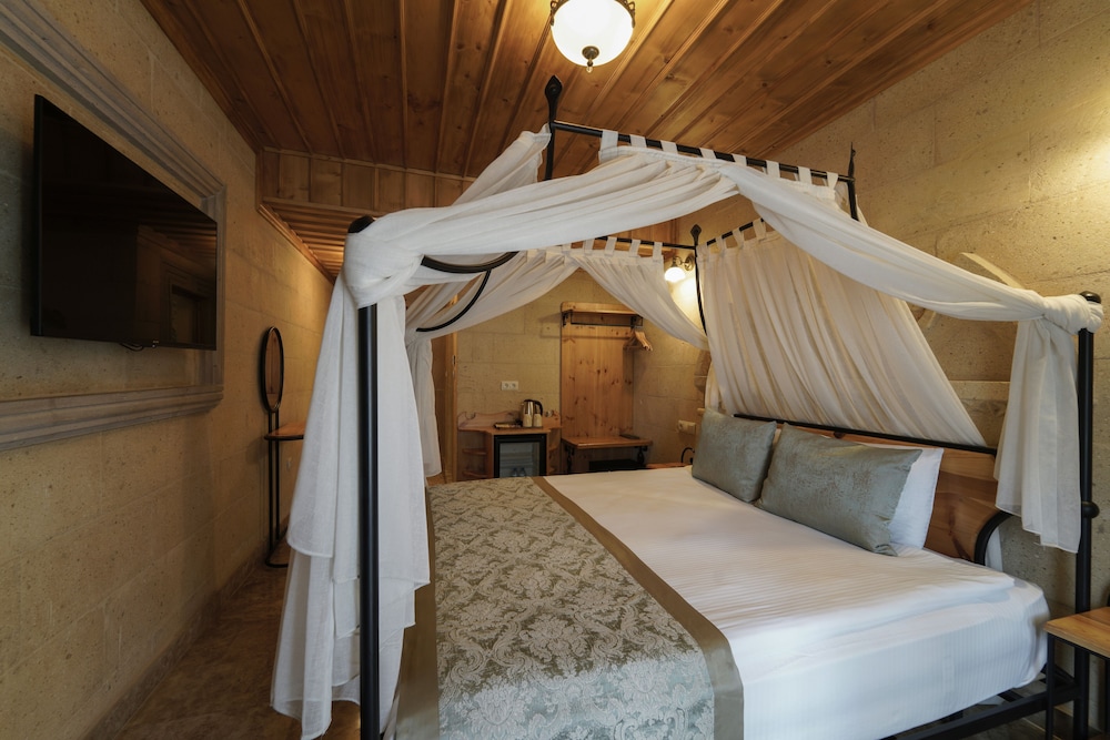 Stone Deluxe Room with Balcony - Photo 13