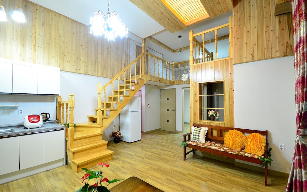 Sun 101 (5 Guests Rates, Extra Person Charge on spot - 1-13yr 10,000KRW, 14yr above 20,000KRW pp) photo 2