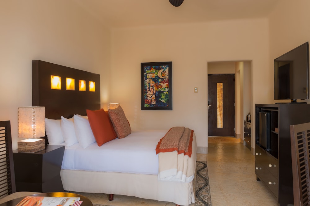 Deluxe Oceanview Room - Photo 7