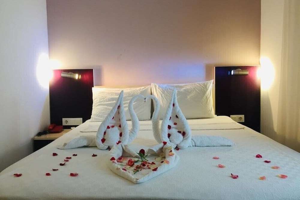 Standard Double or Twin Room, Pool View