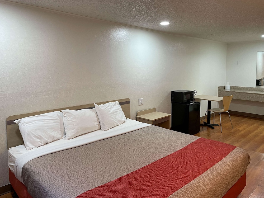 Standard Room, 1 Queen Bed, Non Smoking photo 1