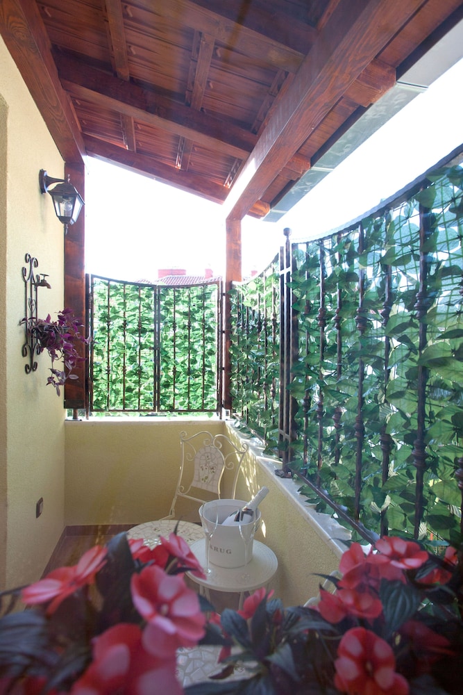 Deluxe Double Room, Balcony - Photo 10