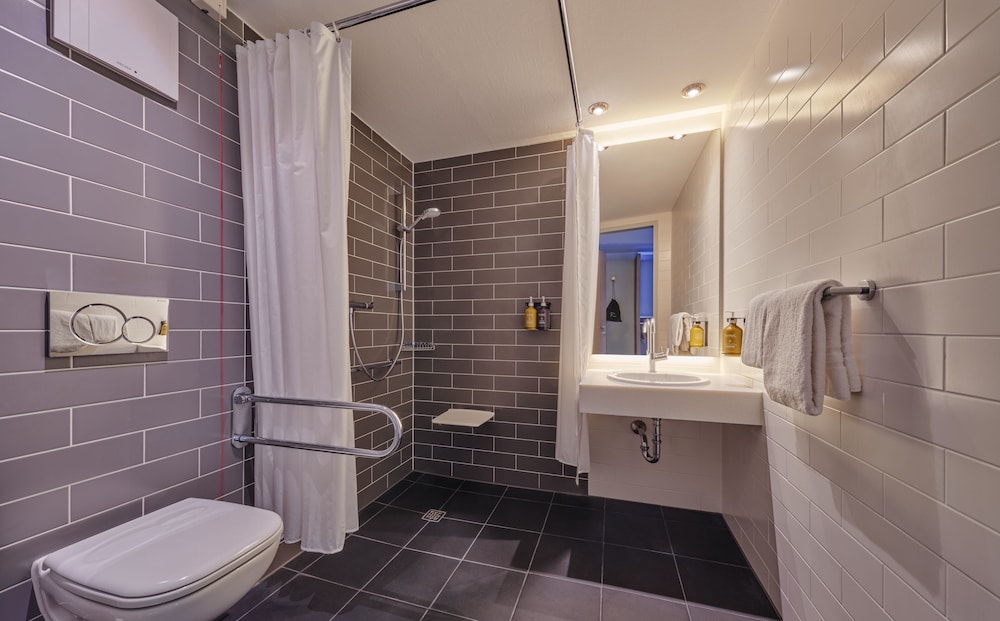 Standard Room, 1 Queen Bed, Accessible (Wheelchair) - Photo 4