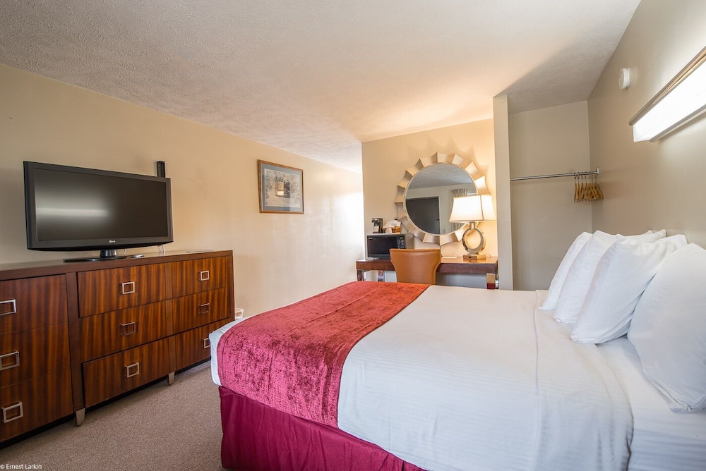 Suite, 1 Queen Bed, Balcony, Mountain View photo 2