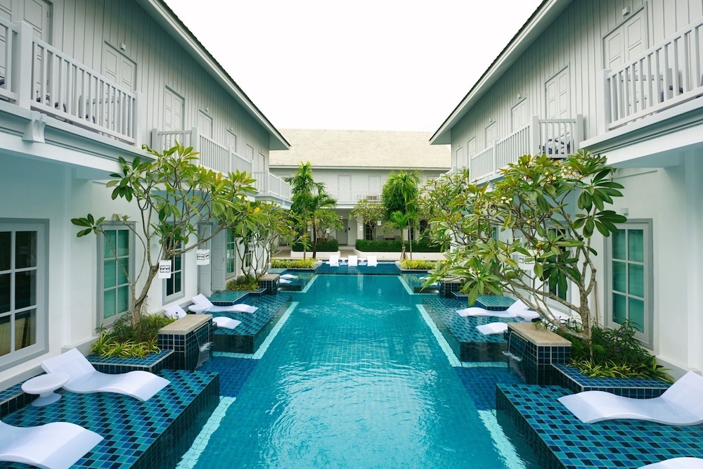 Pool Access King Room - Photo 8