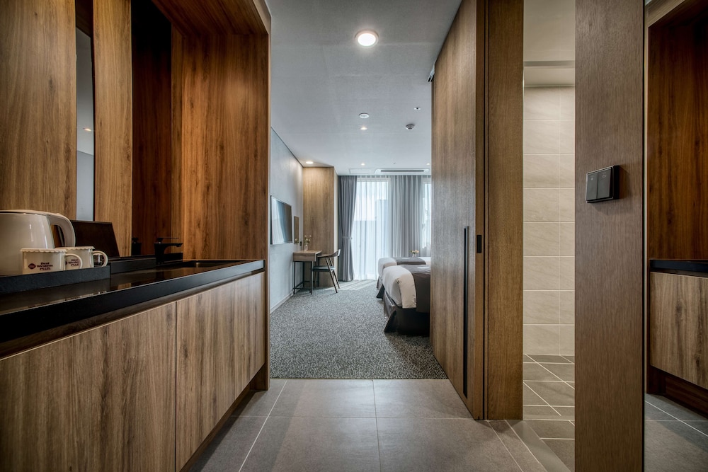 Standard Room, 2 Twin Beds, Non Smoking, Refrigerator - Photo 3