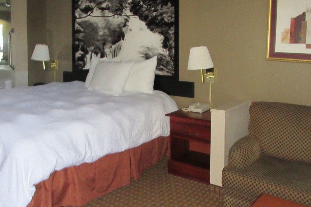 Standard Room, 1 Queen Bed, Non Smoking - Photo 2