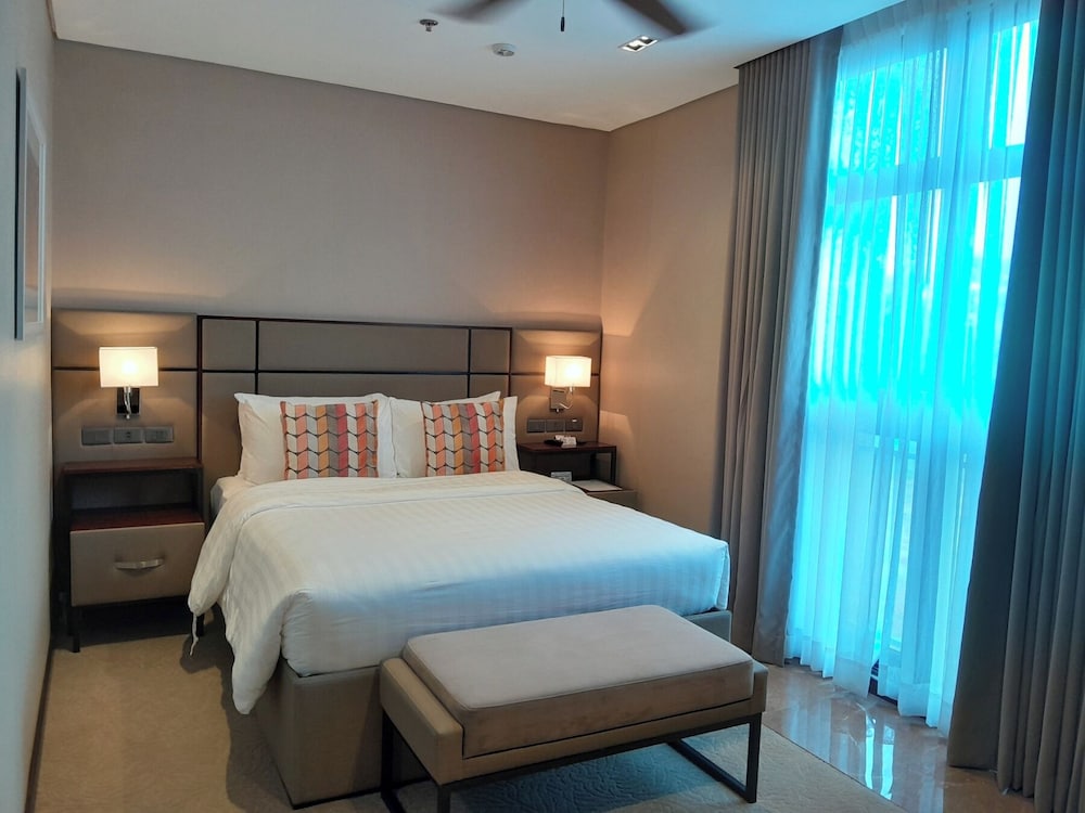 Deluxe Room, 1 Queen Bed photo 3