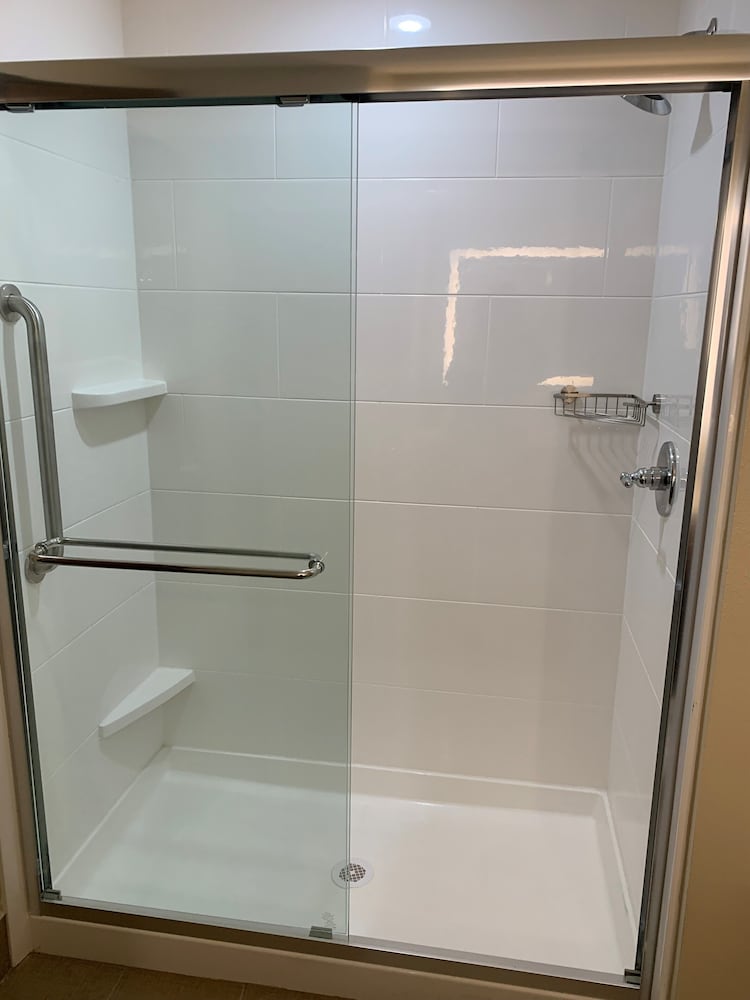 King Bed Suite - Photo 8