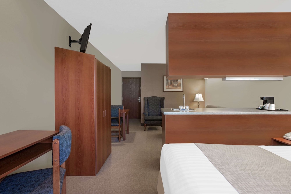 Suite, 1 Queen Bed with Sofa bed, Non Smoking