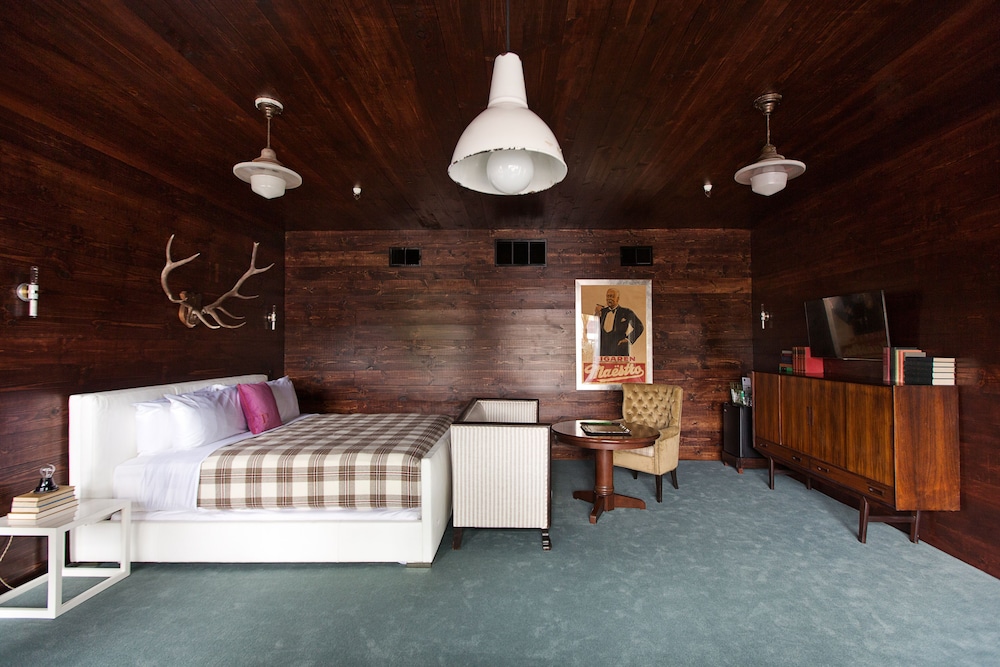 Superior Suite, 1 King Bed, Bathtub photo 1