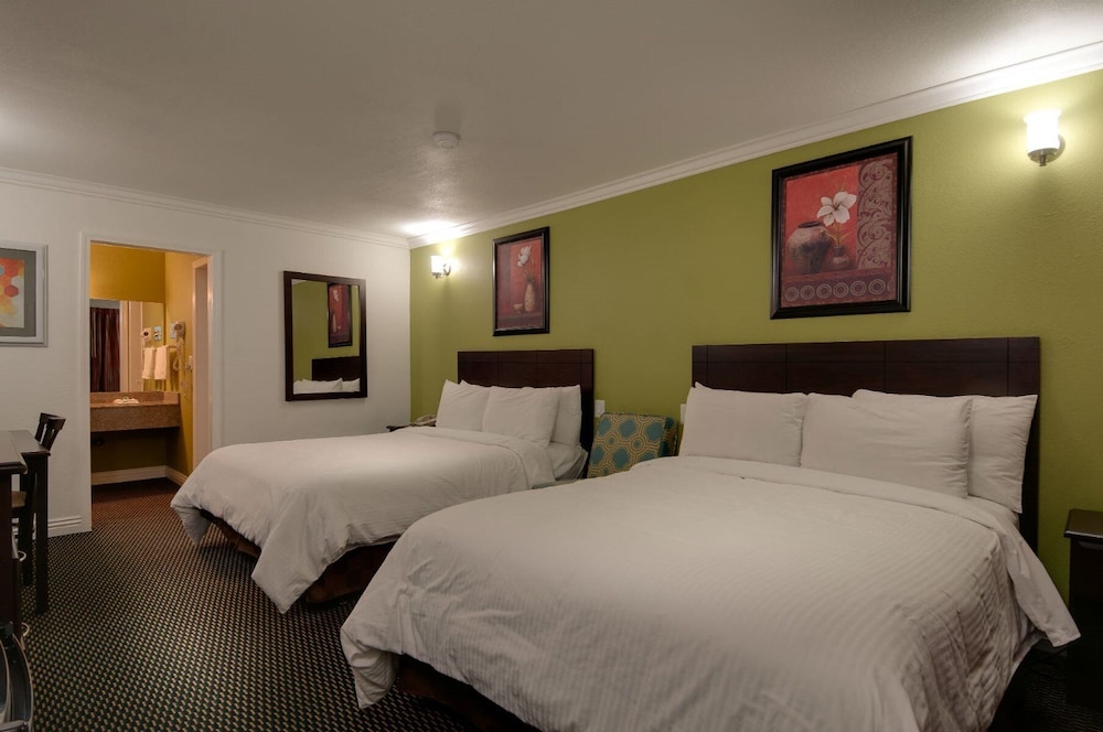 Standard Room, 2 Queen Beds, Non Smoking photo 1