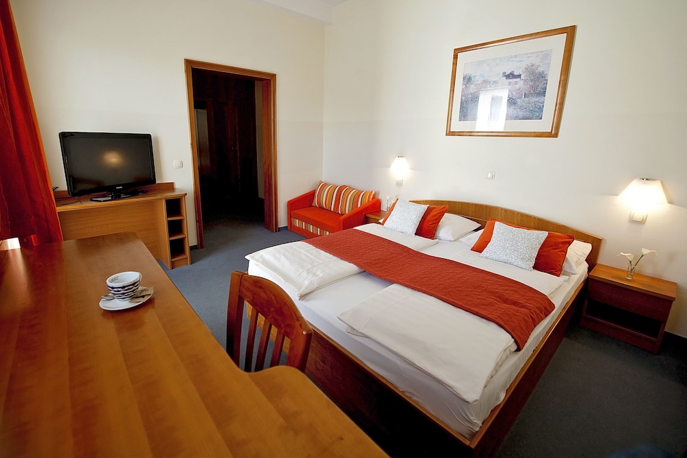Double or Twin Room - Photo 10