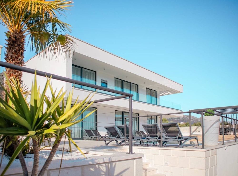 Villa (Six Bedroom Villa with Pool)