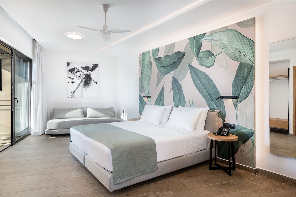 Superior Double Room With Pool View - Photo 8