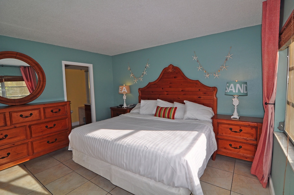 One-Bedroom Condo - No Resort & No Parking fees photo 3