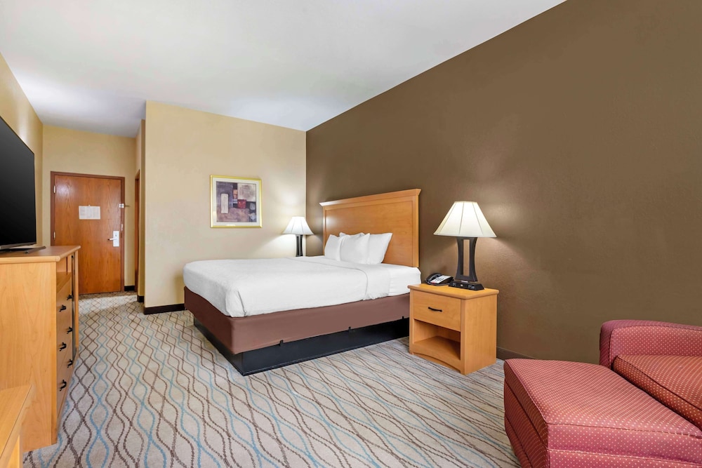 Standard Room, 1 King Bed, Non Smoking, Refrigerator & Microwave - Photo 2