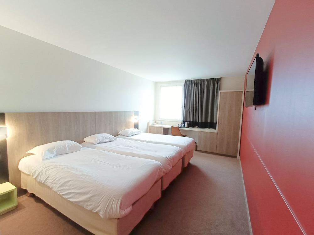 Standard Room, Multiple Beds - Photo 4