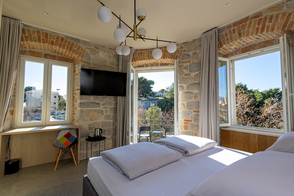 Grand Double Room, Balcony, Partial Sea View