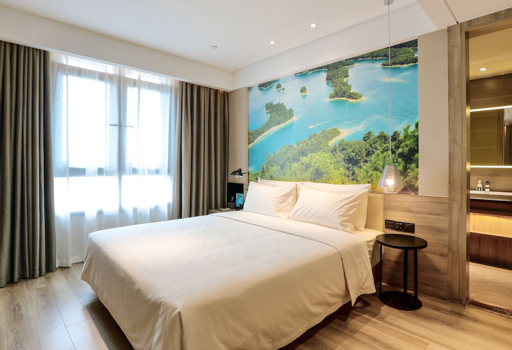 Junior Single Room, 1 King Bed photo 2