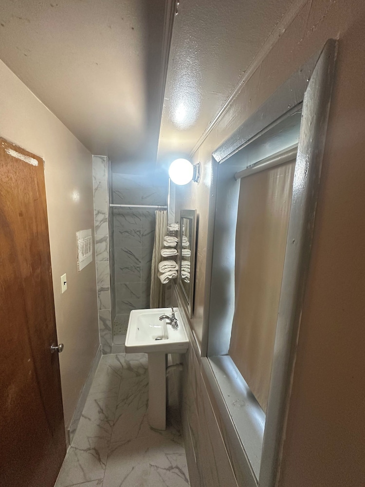 Single Room, 1 Queen Bed photo 2