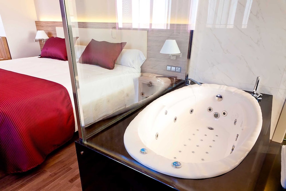 Premium Double Room, 1 King Bed, Hot Tub, Lagoon View (Platinum) - Photo 1