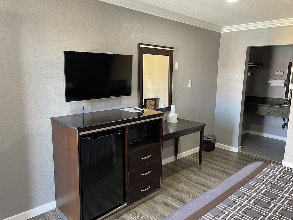 Basic Single Room, 1 Queen Bed, Accessible, Private Bathroom photo 2