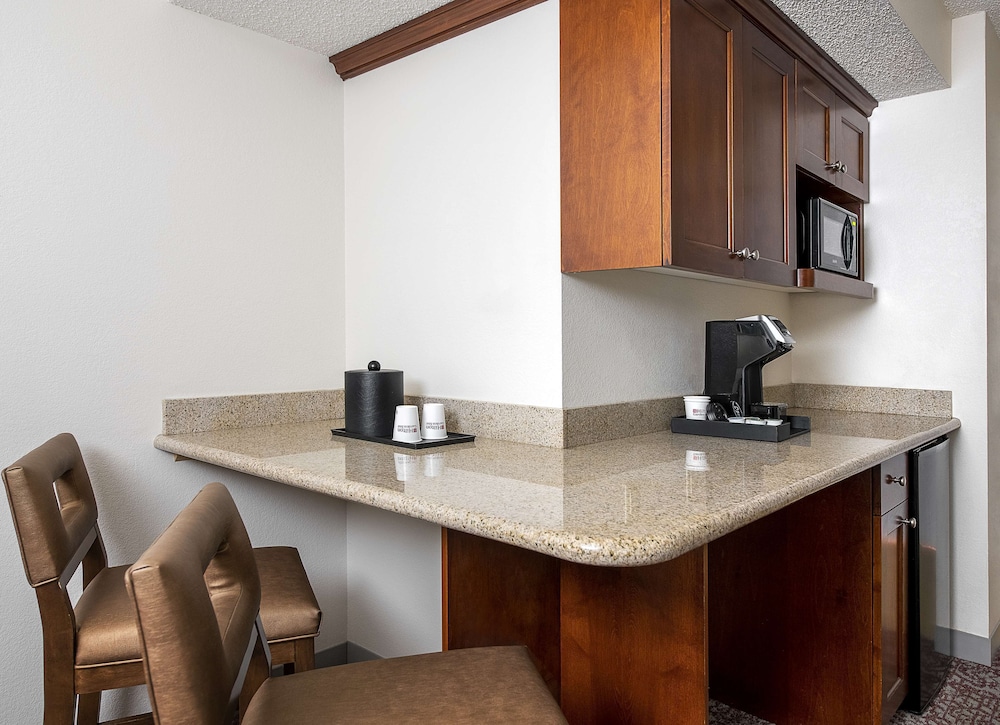 Deluxe Room, 2 Queen Beds, Hearing Accessible photo 2
