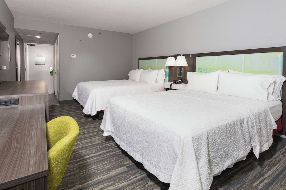Room, 2 Queen Beds (Streetside View) photo 3