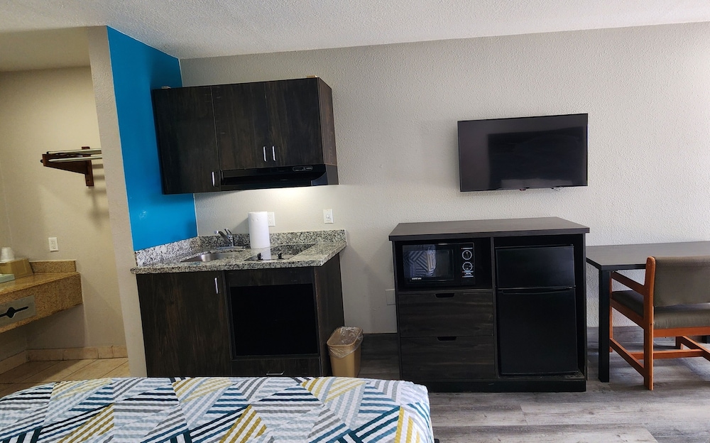 Room, 1 King Bed, Non Smoking, Kitchenette - Photo 5