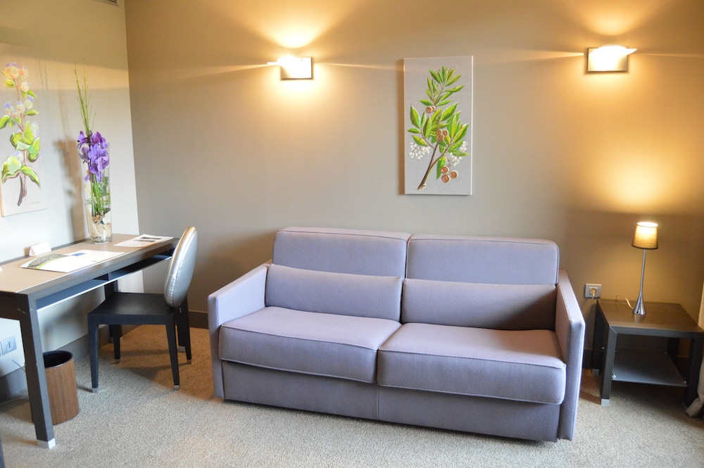 Suite, Lake View - Photo 7