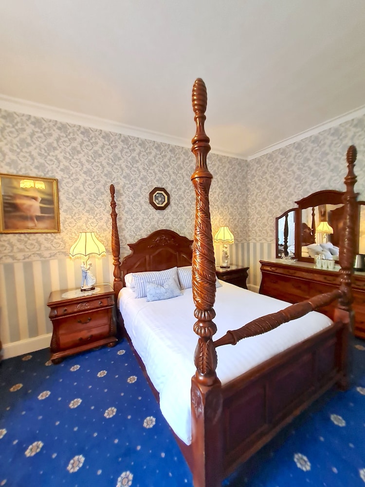 Deluxe Double or Twin Room (Four Poster, Room 8) photo 1