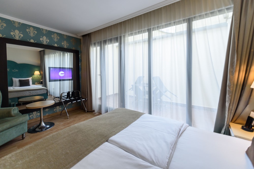 Deluxe Double Room with extra bed