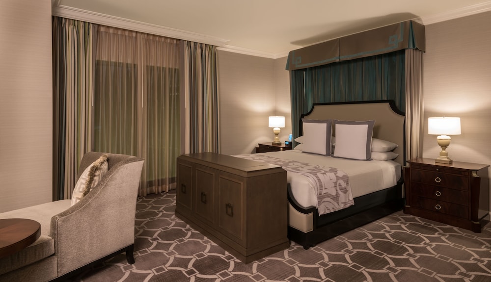 Augustus Premium Suite, 1 King Bed (Newly Renovated) - Photo 3