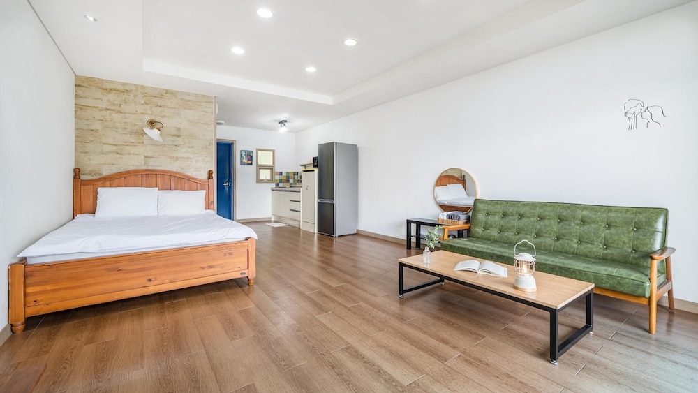 Basic Room, 1 Bedroom (102 (Oceanview)) - Photo 2