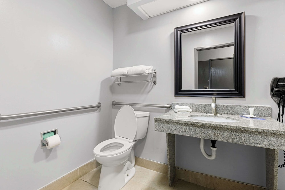 Suite, 1 King Bed, Accessible, Non Smoking - Photo 3